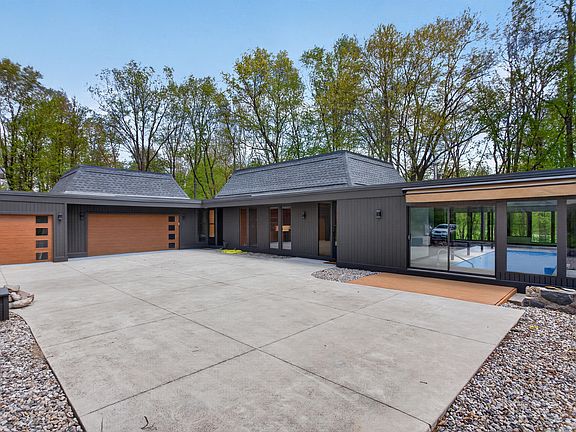 2nd image of 933 Crispell Rd