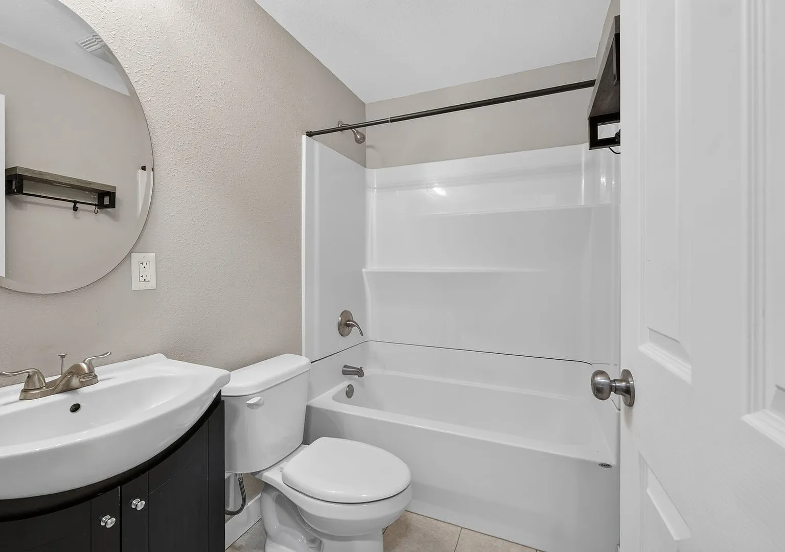 You don't want to miss this completely rehabbed ranch home conveniently located in a cozy cul-de-... — Photo 4