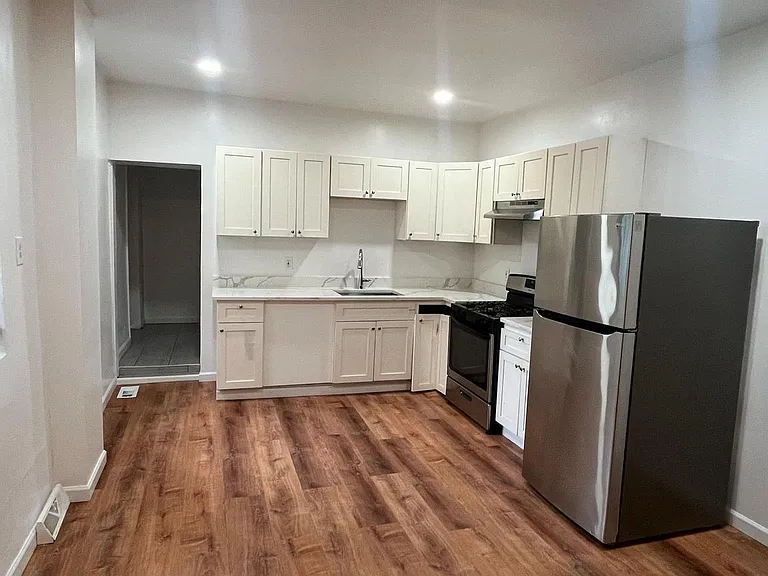 2823 Amber St — Photo 1