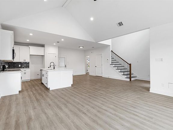 5th image of 121 Coats St