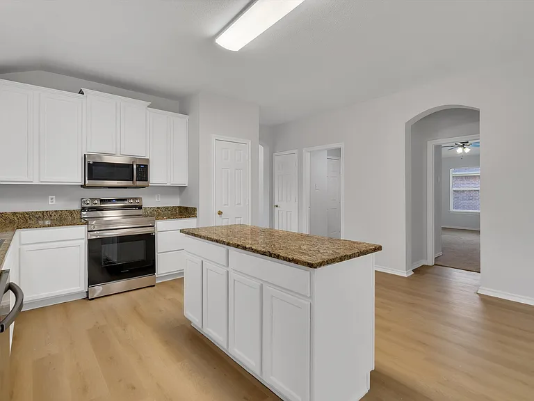 712 Riverhead Dr — Photo 12