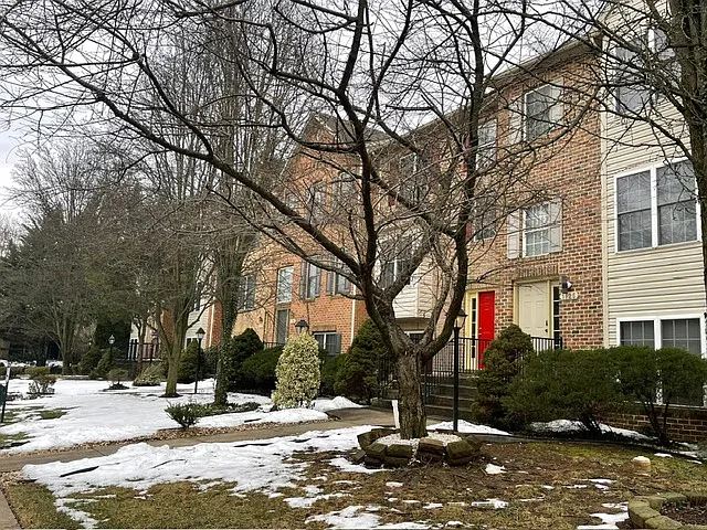 1123 Lindsay Ln — Photo 2