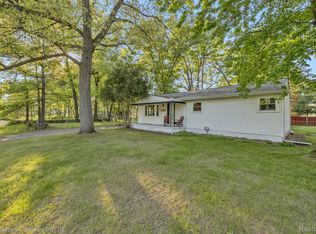 5710 Opaline Dr, Waterford, MI 48327