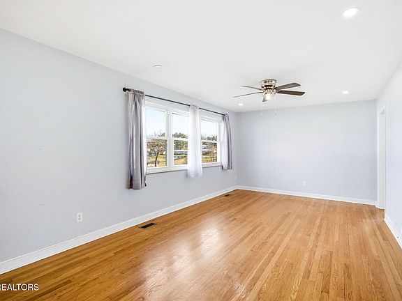 3rd image of 407 Kildare Dr