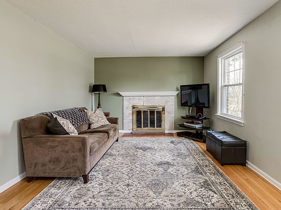 4th image of 1050 Sheridan Ave