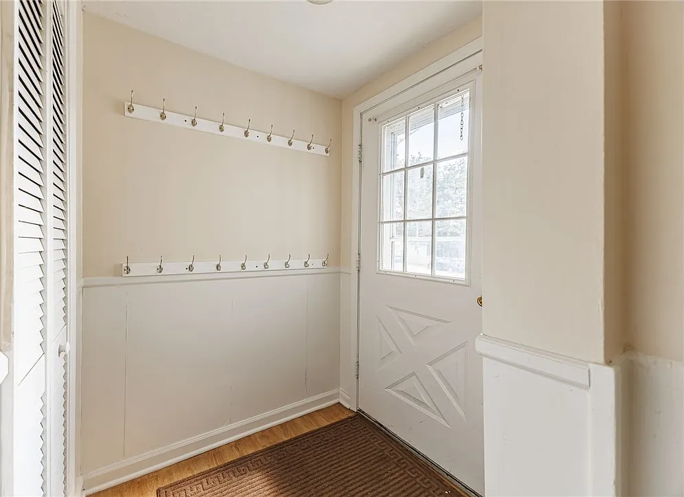 3 bed, 1.0 bath, 1397 sqft, $2,250 — Photo 4