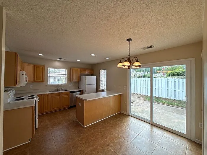 3 bed, 2.0 bath, 1350 sqft, $1,900 — Photo 4