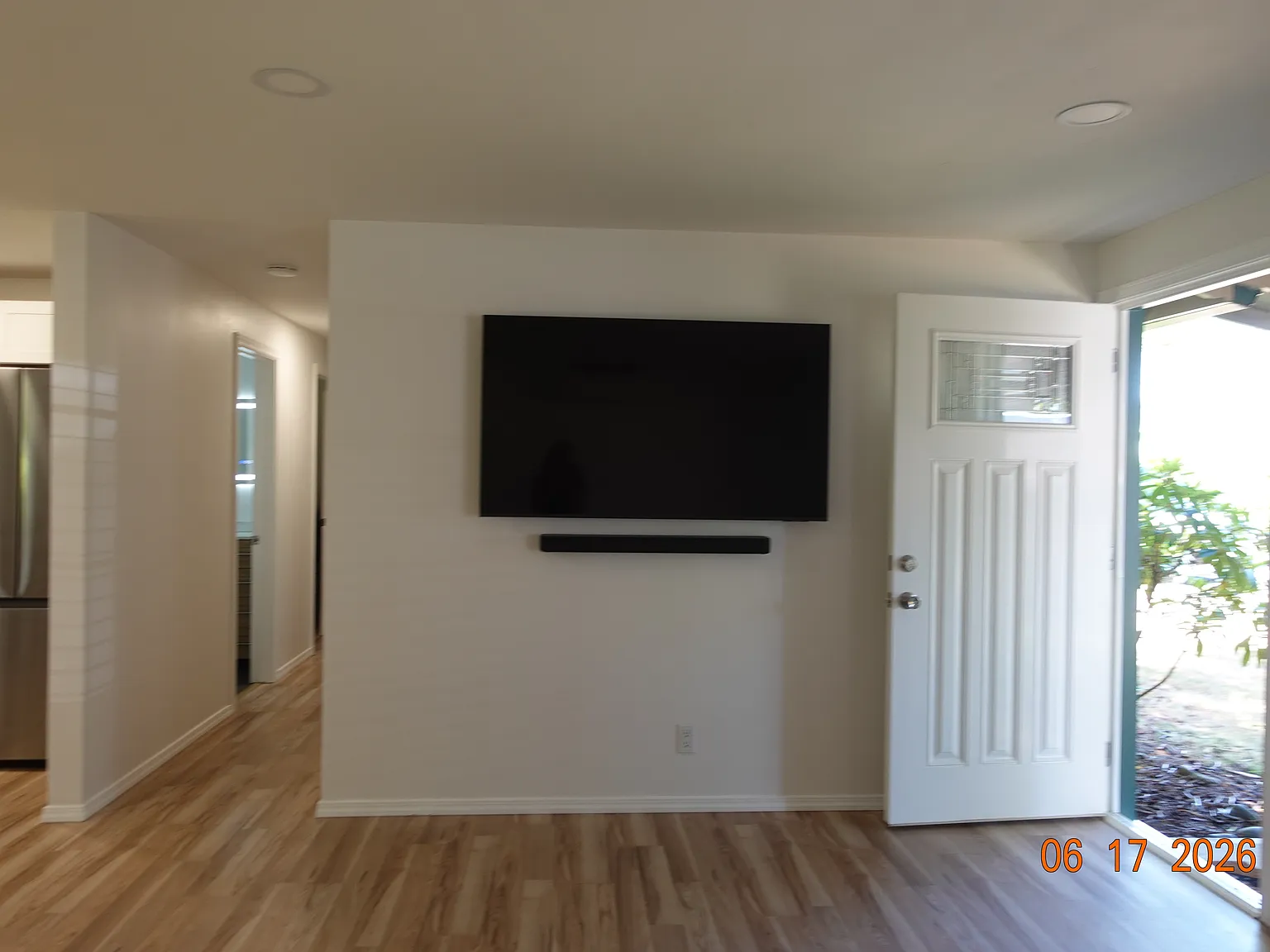3 bed, 984 sqft, $2,100 — Photo 4