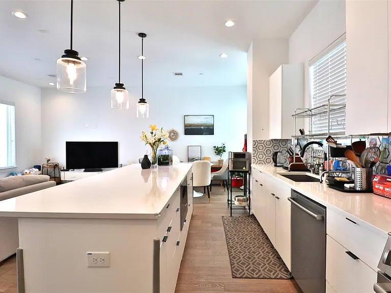 2637 Jackson St — Photo 10