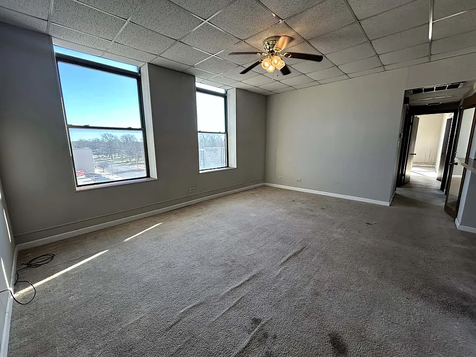 Carpets have been professionally cleaned since picture was taken. Photos will be udpated soon.