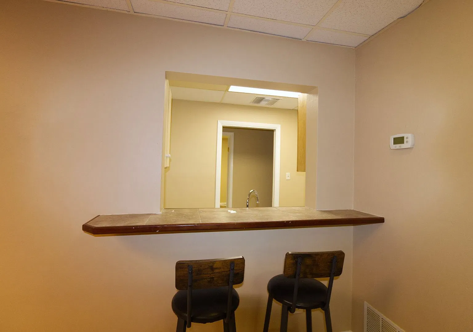 Newly Renovated, Huge 8 Bedroom, 5.5 Bathroom House in the Center of Town — Photo 4