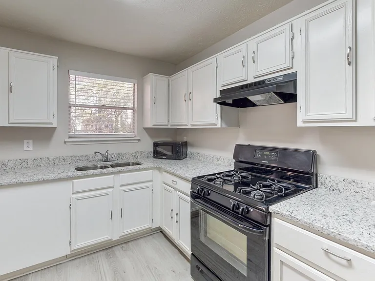 410 Lake Dylan Ct — Photo 16