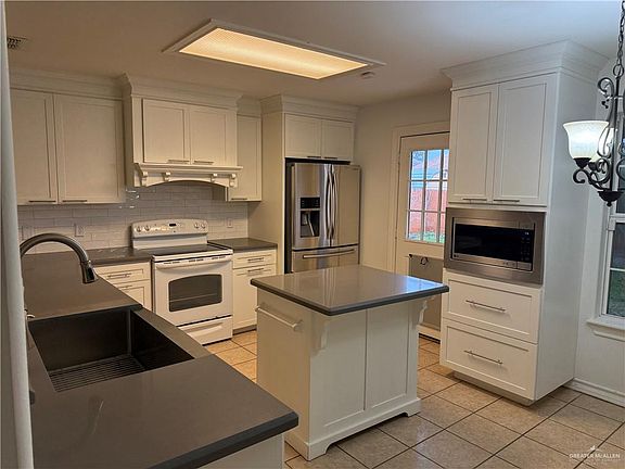 4th image of 3836 Frontier Dr