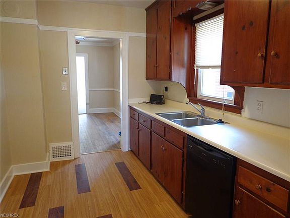 4th image of 14204 Emery Ave