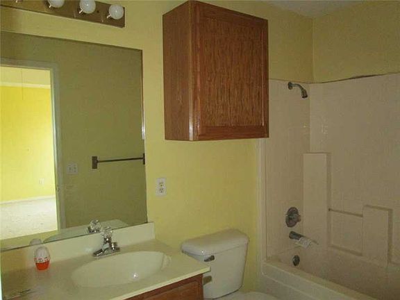 5th image of 533 Evergreen Cir