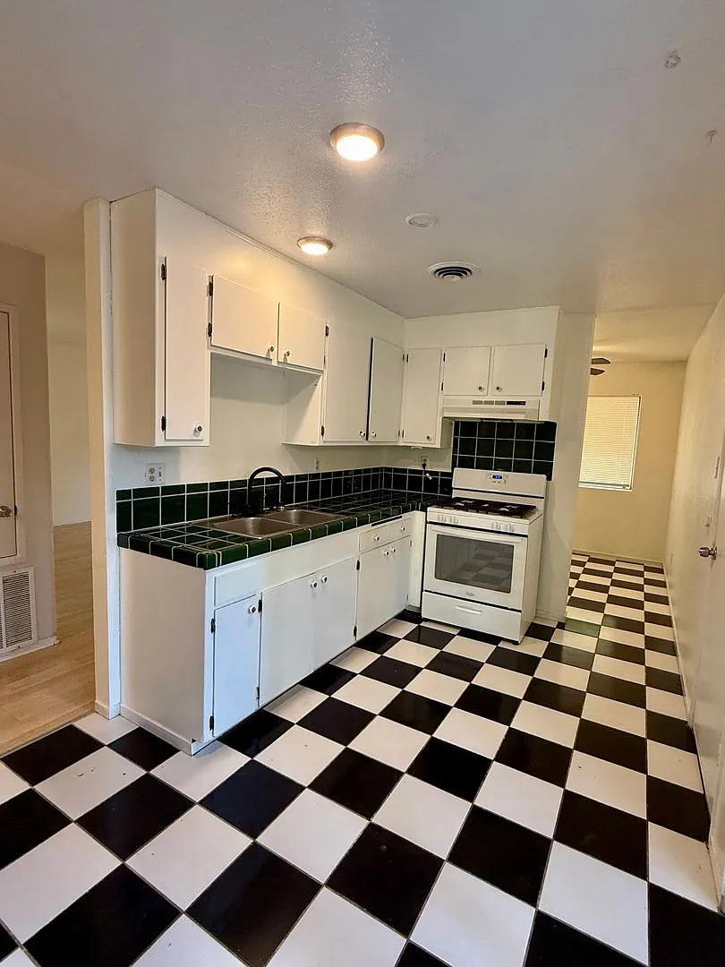 3 Bed 2 Bath House with Solar! — Photo 1