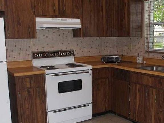 KITCHEN WITH APPLIANCES
