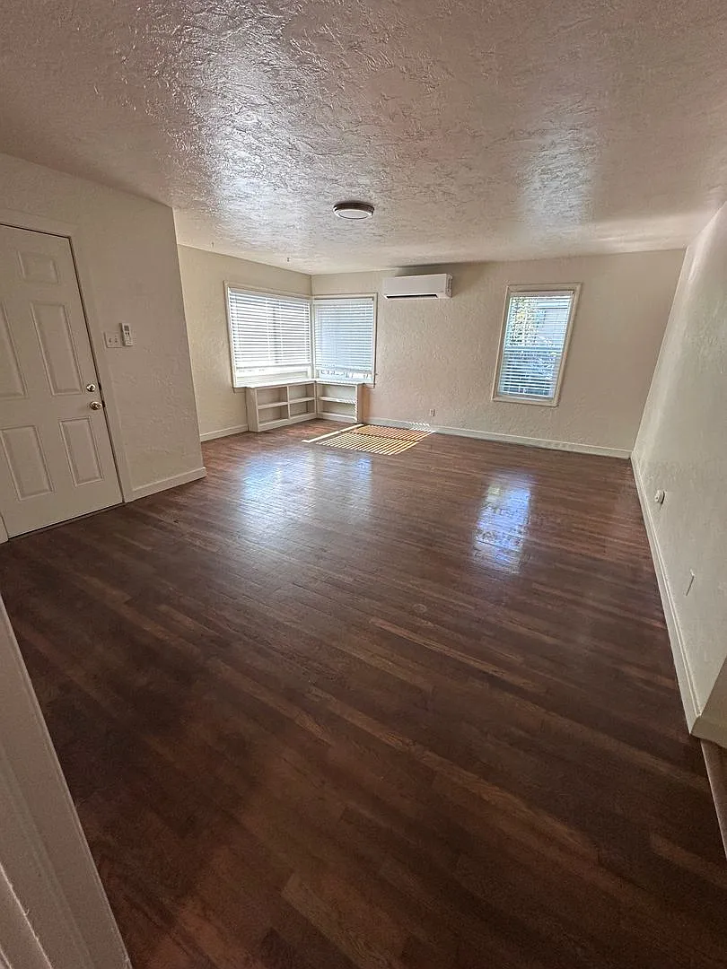 Downtown Duplex with One Car Garage and Fenced Backyard — Photo 3