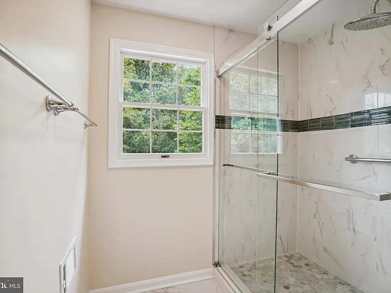 9708 Locust Hill Dr — Photo 29