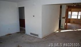 4th image of 565 Vaughn Ave