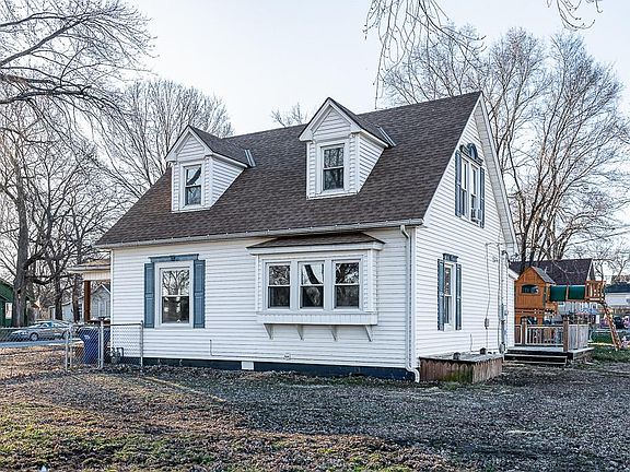 3rd image of 204 S Delaware St