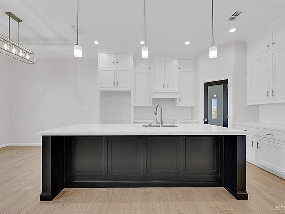 3rd image of 2204 Zinnia St