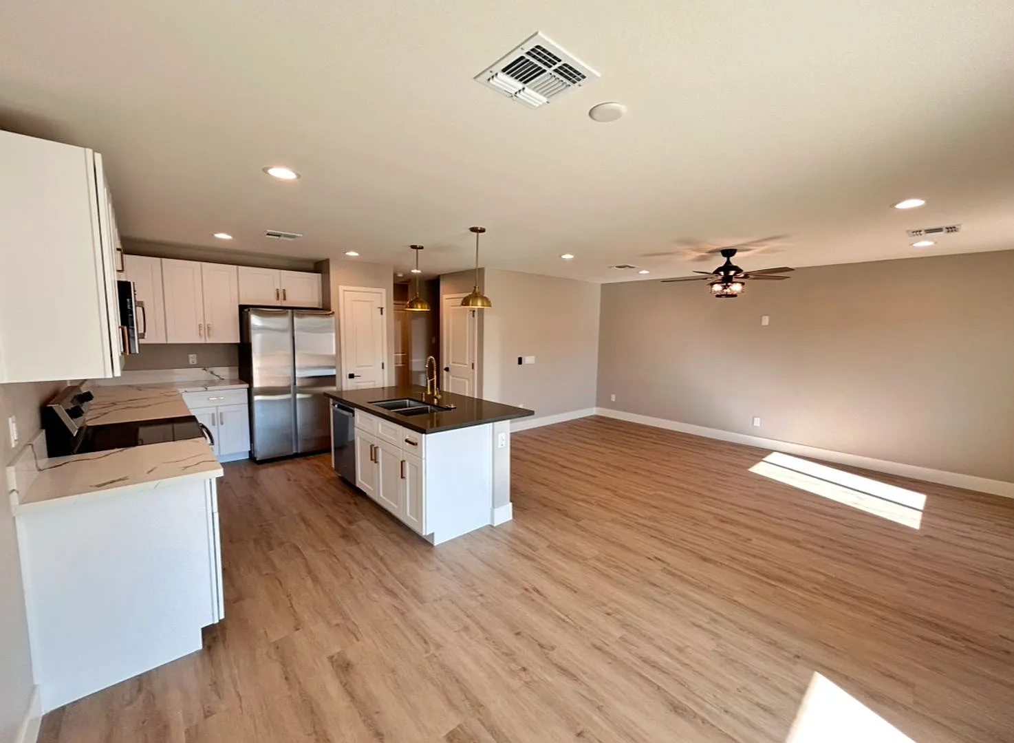 Brand New! 3 Bed Plus Den/Loft, No Hoa, Extra Large Lot/Backyard. — Photo 2