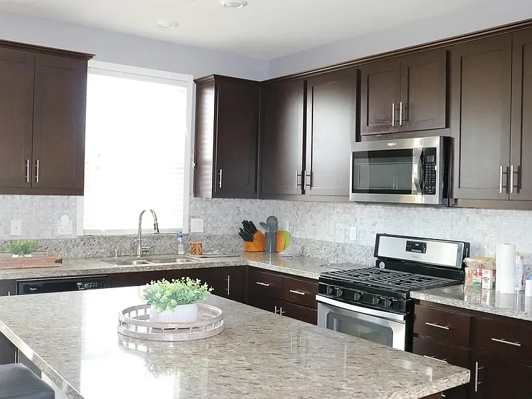 1332 Greenbrier Dr — Photo 11