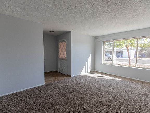 3rd image of 1020 E Bluebell Ln