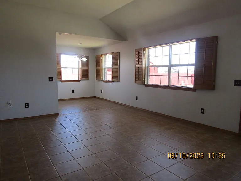 305 E Seminole St — Photo 5