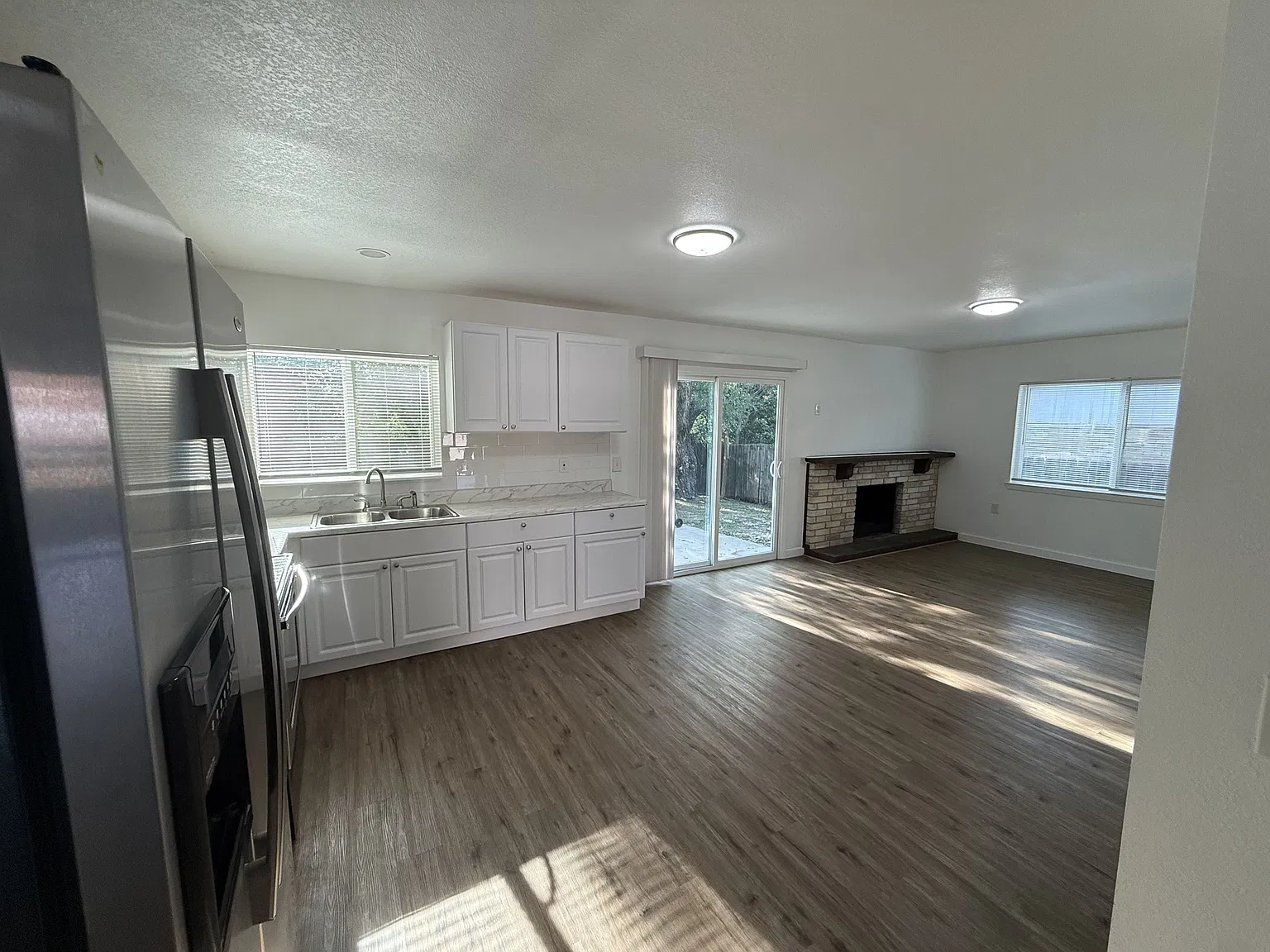3 bed, 1327 sqft, $1,900 — Photo 4