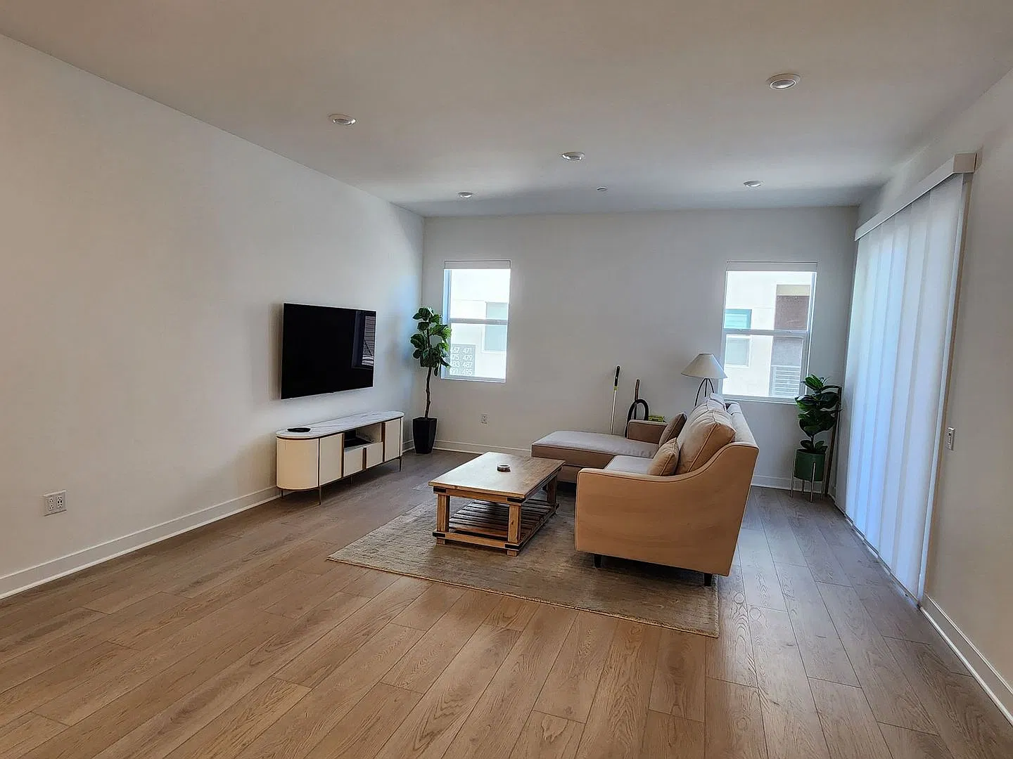 Beautiful Townhouse in Irvine! — Photo 3