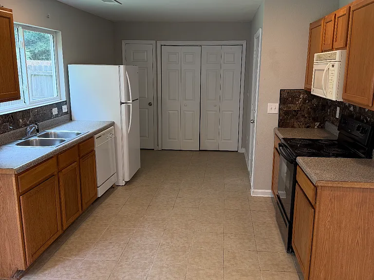 220 Farmington Dr — Photo 11