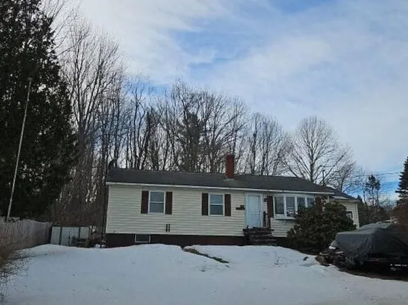 178 Oak St, Oakland, ME 04963