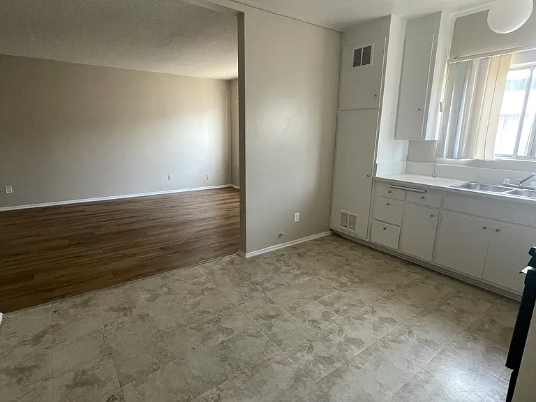 2348 W 21st St #7 — Photo 9