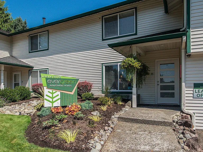 Evergreen Apartments — Photo 23