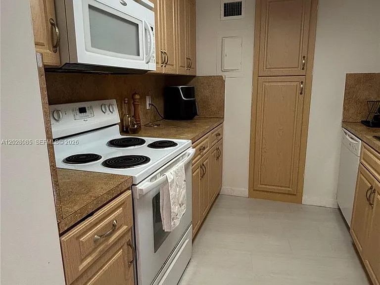 900 Bay Dr #811 — Photo 4