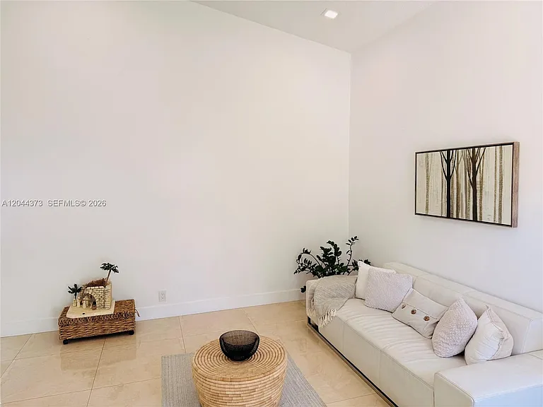 646 Stanton Dr — Photo 5