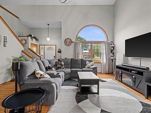 3rd image of 905 E Twin Oaks DRIVE