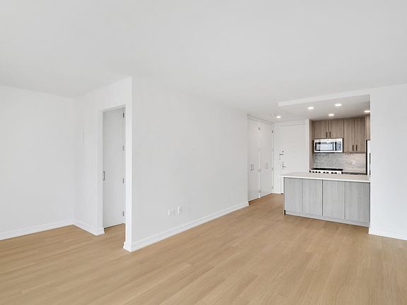 5th image of 200 W 60th St APT 16A