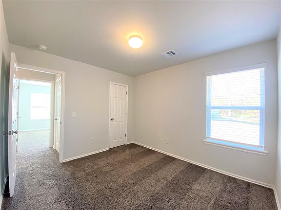 4th image of 821 Twin Lakes Dr