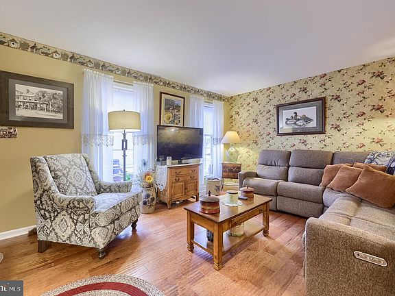 5th image of 120 Acorn Ln