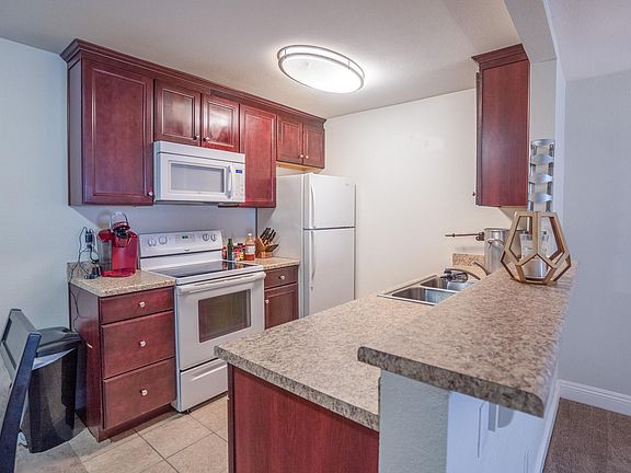 3rd image of 1045 Peach Ave Unit 4