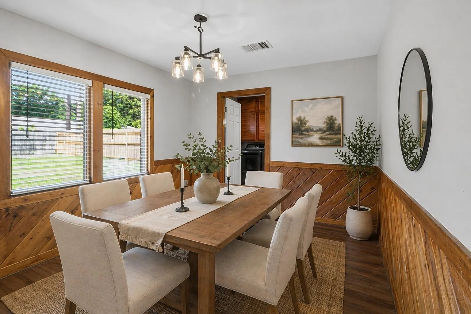 3 bed, 2.0 bath, 1761 sqft, $2,305 — Photo 2