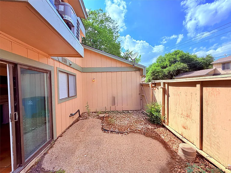 9611 Blue Creek Ln — Photo 34