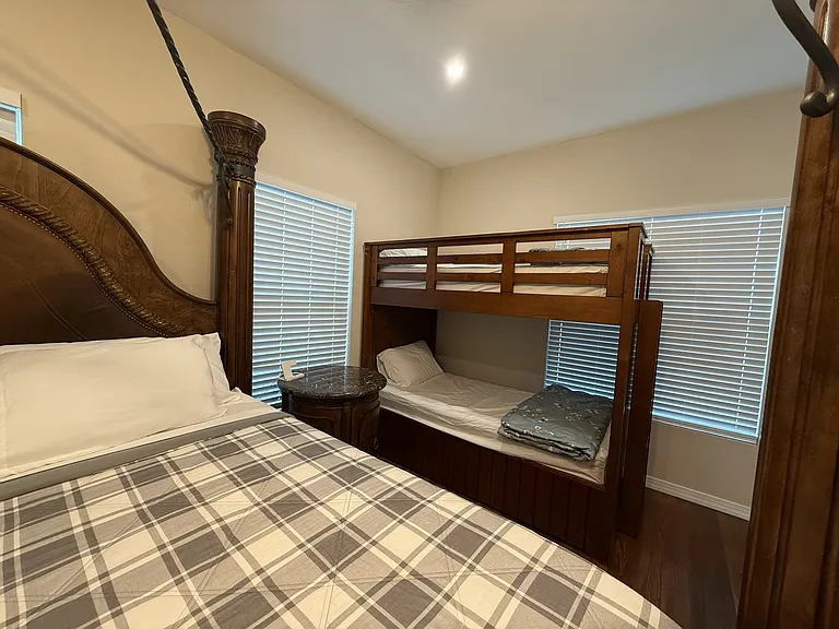 2046 W Kingsbury St — Photo 10