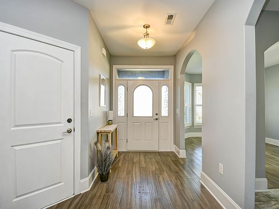 4th image of 809 Covelo Ln.