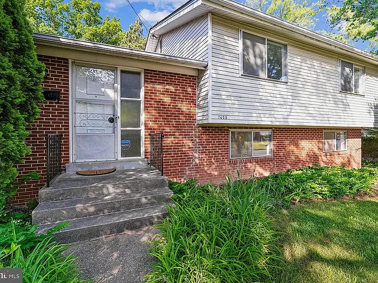 7608 Wellesley Dr — Photo 5