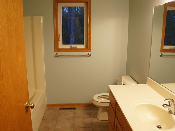 Main level bath w/ tub/showe