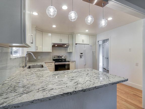 4th image of 942 Lawton Ave